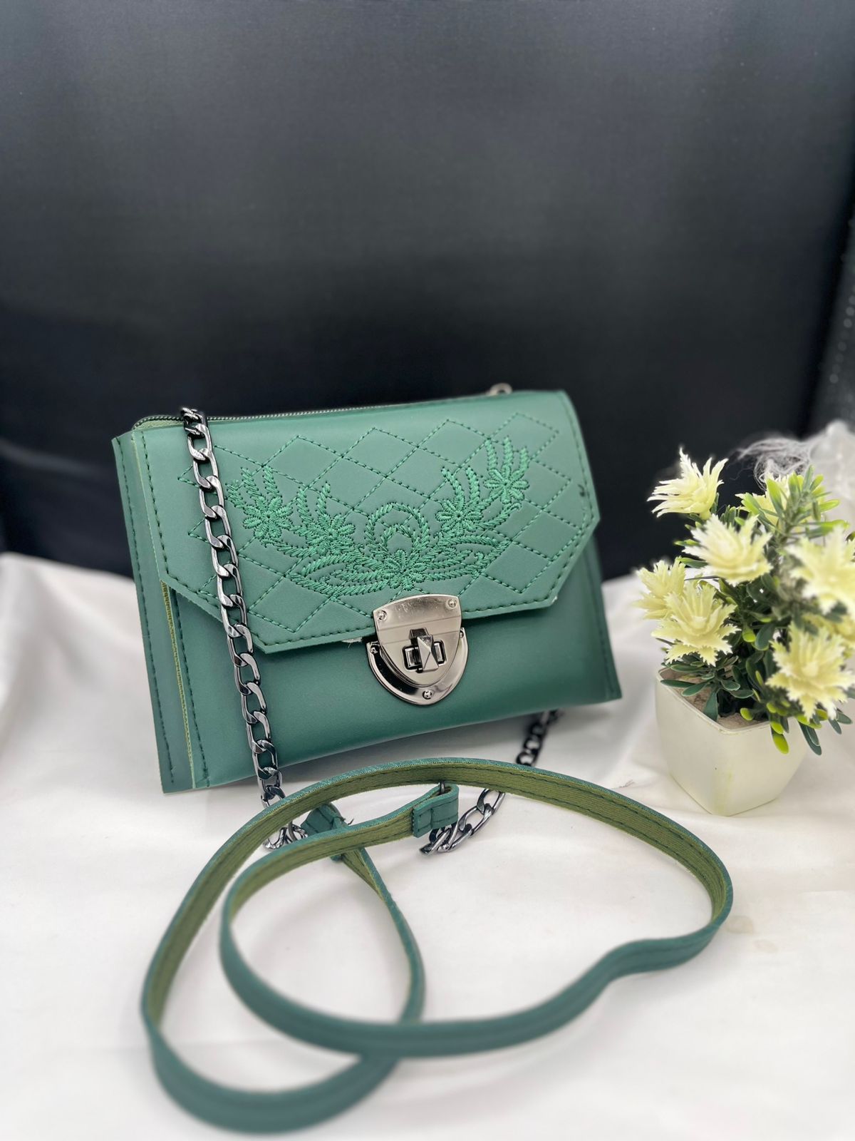 HALF CHAIN BELT BAGS