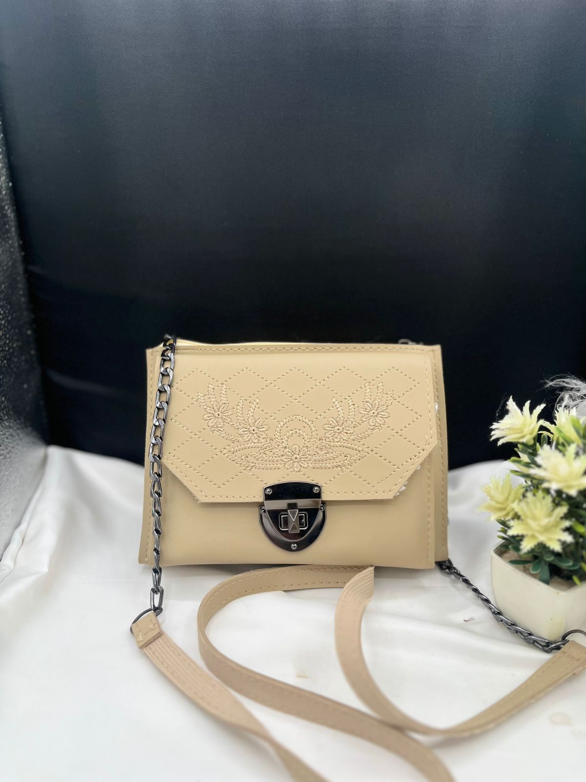 HALF CHAIN BELT BAGS